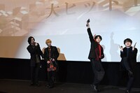 ギヴンのポーズを見る坂泰斗と内田雄馬。