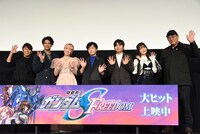 劇場アニメ「機動戦士ガンダムSEED FREEDOM」公開記念舞台挨拶の様子。左から西川貴教、森崎ウィン、田中理恵、保志総一朗、石田彰、上坂すみれ、福田己津央監督。