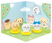 「ちいかわ フィギュアスタンプ」を飾るためのディスプレイボードも付属。
