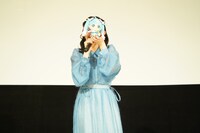 キュアスカイの名乗りを披露する関根明良。