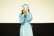 キュアスカイの名乗りを披露する関根明良。