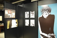 ACCA13区監察課」ミュージアム開幕、ムギマキの紙袋持ってジーンと写真 