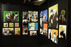 ACCA13区監察課」ミュージアム開幕、ムギマキの紙袋持ってジーンと写真 