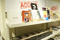 グッズコーナーには「OMIYAGE」の文字が。