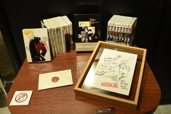ACCA13区監察課」ミュージアム開幕、ムギマキの紙袋持ってジーンと写真 