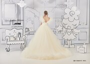 「ご近所物語」をモチーフにした「LU-1006 Off White」。実果子がファッションショーのために作ったウェディングドレスをイメージしている。ソフトチュールがたっぷり使用され、軽やかな印象に。ロングスカートとミニスカートの2wayで着用できる。