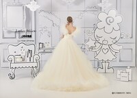 「ご近所物語」をモチーフにした「LU-1006 Off White」。実果子がファッションショーのために作ったウェディングドレスをイメージしている。ソフトチュールがたっぷり使用され、軽やかな印象に。ロングスカートとミニスカートの2wayで着用できる。