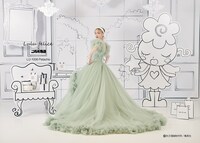 「ご近所物語」をモチーフにした「LU-1006 Pistachio」。実果子がファッションショーのために作ったウェディングドレスをイメージしている。ソフトチュールがたっぷり使用され、軽やかな印象に。ロングスカートとミニスカートの2wayで着用できる。