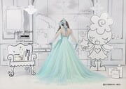 「ご近所物語」をモチーフにした「LU-1007 Blue Green」。実果子が中学時代に作ったフルーツ柄のワンピースからインスパイアされた。フリフリな首元やふんわりとした袖が特徴的。