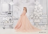 「ご近所物語」をモチーフにした「LU-1007 Pink」。実果子が中学時代に作ったフルーツ柄のワンピースからインスパイアされた。フリフリな首元やふんわりとした袖が特徴的。