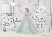 「ご近所物語」をモチーフにした「LU-1009 BlueGreen」。バイカラーでキュートな仕上がりのドレス。スカートにはハッピーベリーのロゴとあのキャラクターがグリッターでデザインされている。背中には大きなリボンがあしらわれた。