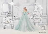 「ご近所物語」をモチーフにした「LU-1009 BlueGreen」。バイカラーでキュートな仕上がりのドレス。スカートにはハッピーベリーのロゴとあのキャラクターがグリッターでデザインされている。背中には大きなリボンがあしらわれた。