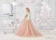 「ご近所物語」をモチーフにした「LU-1009 SamonPink」。バイカラーでキュートな仕上がりのドレス。スカートにはハッピーベリーのロゴとあのキャラクターがグリッターでデザインされている。背中には大きなリボンがあしらわれた。