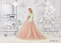 「ご近所物語」をモチーフにした「LU-1009 SamonPink」。バイカラーでキュートな仕上がりのドレス。スカートにはハッピーベリーのロゴとあのキャラクターがグリッターでデザインされている。背中には大きなリボンがあしらわれた。