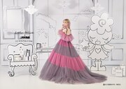 「ご近所物語」をモチーフにした「LU-1010 Orange×Pink×Gray」。爽やかなカラーリングのドレス。身頃のドレープとふんわりと揺れる袖が特徴だ。ウェストベルトでスタイルアップもできる。