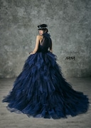 「NANA」のナナをモチーフにした「LU-1011 Navy」。ナナが自分のために買ったフリルのワンピースが表現された。フリフリの首元とボリューミーなスカートでかわいさもありながら、アメリカンスリーブでカッコいい印象に。