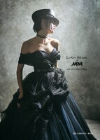 「NANA」のナナをモチーフにした「LU-1012 Blue×Black」。ナナのファッションをイメージした、さりげないチェック柄のドレス。オフショルダーで、たっぷりのドレープとオーガンジー、繊細な輝きのグリッターが印象的だ。