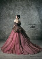 「NANA」のナナをモチーフにした「LU-1012 Pink」。ナナのファッションをイメージした、さりげないチェック柄のドレス。オフショルダーで、たっぷりのドレープとオーガンジー、繊細な輝きのグリッターが印象的だ。