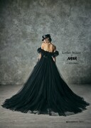 「NANA」のナナをモチーフにした「LU-1013 Black」。パンクファッションのナナがイメージされた。ロックテイストを取り入れたクラッシュやフリンジがポイント。繊細な輝きのグリッターがふんだんに使用されている。