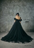 「NANA」のナナをモチーフにした「LU-1013 Black」。パンクファッションのナナがイメージされた。ロックテイストを取り入れたクラッシュやフリンジがポイント。繊細な輝きのグリッターがふんだんに使用されている。