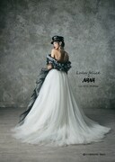 「NANA」のナナをモチーフにした「LU-1013 Black×White」。パンクファッションのナナがイメージされた。ロックテイストを取り入れたクラッシュやフリンジがポイント。繊細な輝きのグリッターがふんだんに使用されている。