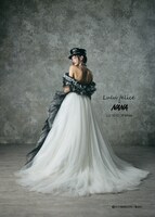 「NANA」のナナをモチーフにした「LU-1013 Black×White」。パンクファッションのナナがイメージされた。ロックテイストを取り入れたクラッシュやフリンジがポイント。繊細な輝きのグリッターがふんだんに使用されている。