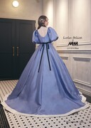 「NANA」の奈々をモチーフにした「LU-1014 Blue」。奈々のヴィンテージワンピースからインスパイアされたミカド素材のドレスだ。 胸元のレース、大きなパフスリーブ、かわいらしいカフスと、奈々らしいディティールがちりばめられている。バイカラーの裾もポイント。