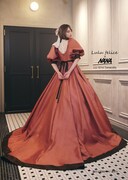 「NANA」の奈々をモチーフにした「LU-1014 Teracotta」。奈々のヴィンテージワンピースからインスパイアされたミカド素材のドレスだ。 胸元のレース、大きなパフスリーブ、かわいらしいカフスと、奈々らしいディティールがちりばめられている。バイカラーの裾もポイント。