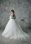 「NANA」の奈々をモチーフにした「LU-1015 Off White」。奈々のフェミニンなファッションが落とし込まれた。3 段のパフスリーブとセンターのリボンがポイント。グリッターレースとビージングレースを組み合わせている。