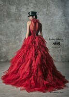 「NANA」のナナをモチーフにした「LU-1011 Red」。ナナが自分のために買った真っ赤なフリルのワンピースが表現された。フリフリの首元とボリューミーなスカートでかわいさもありながら、アメリカンスリーブでカッコいい印象に。