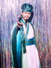 藤田玲扮する諸葛孔明 。 (c)四葉夕卜・小川亮・講談社／舞台『パリピ孔明』製作委員会