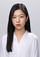 秘書役の木村真梨子。