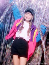 岩田陽葵扮する月見英子。 (c)四葉夕卜・小川亮・講談社／舞台『パリピ孔明』製作委員会