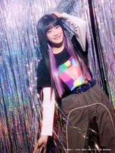 小泉萌香扮する久遠七海。 (c)四葉夕卜・小川亮・講談社／舞台『パリピ孔明』製作委員会