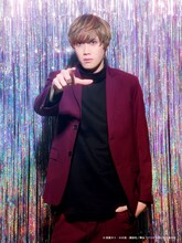 碕理人扮する唐澤。 (c)四葉夕卜・小川亮・講談社／舞台『パリピ孔明』製作委員会