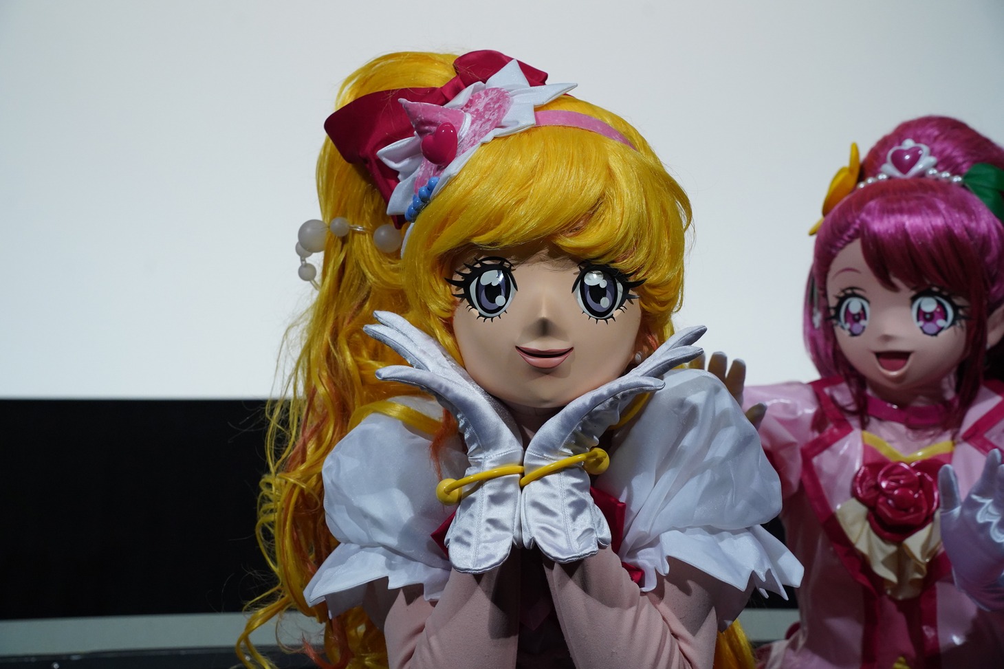 カメラに向かってポーズするキュアミラクル。