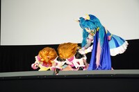 2人をなぐさめるキュアスカイ。