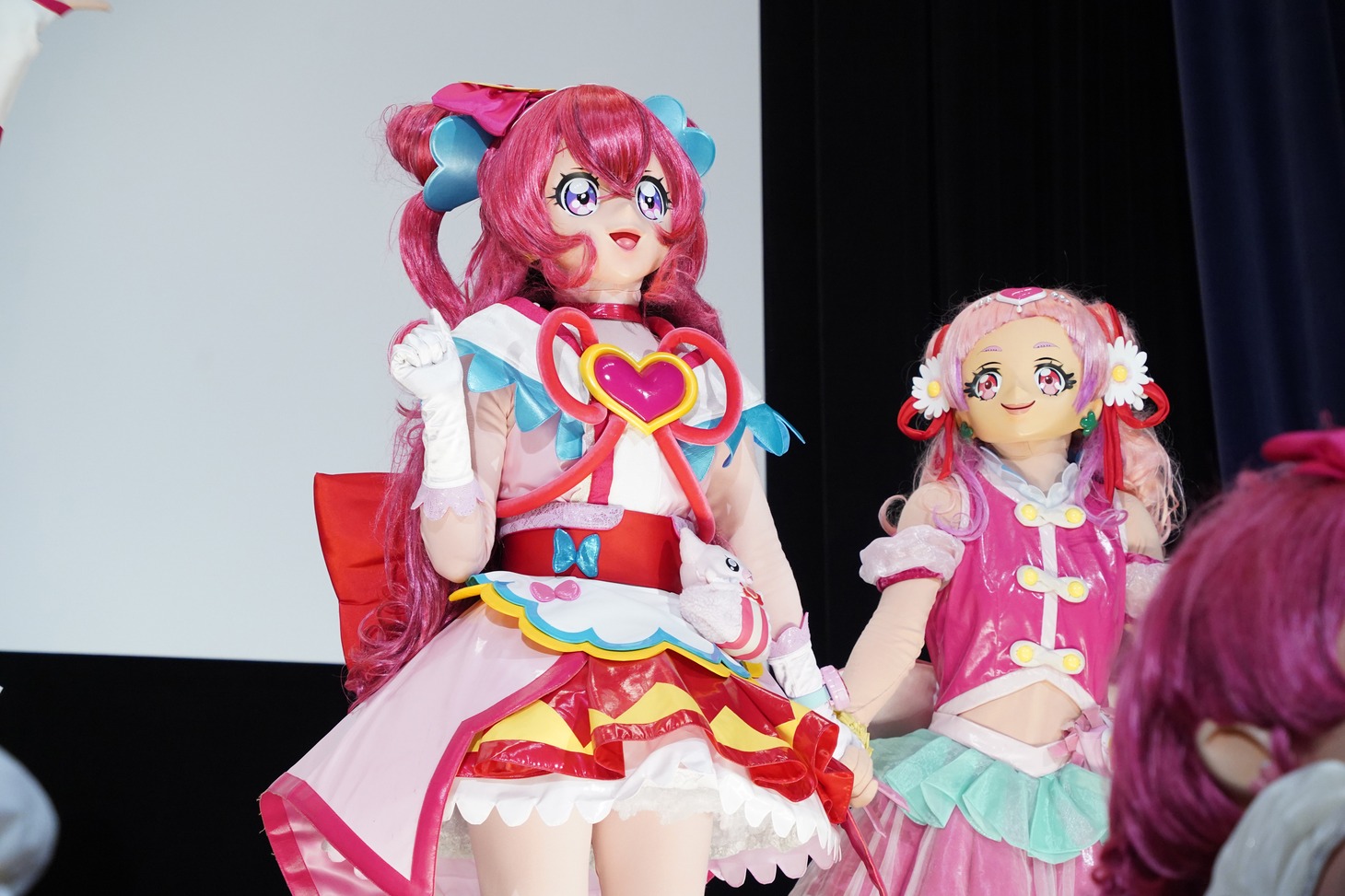 手をつなぐキュアプレシャスとキュアエール。