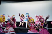 会場のみんなと心をつなぐプリキュア。