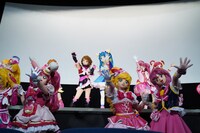 会場のみんなと心をつなぐプリキュア。