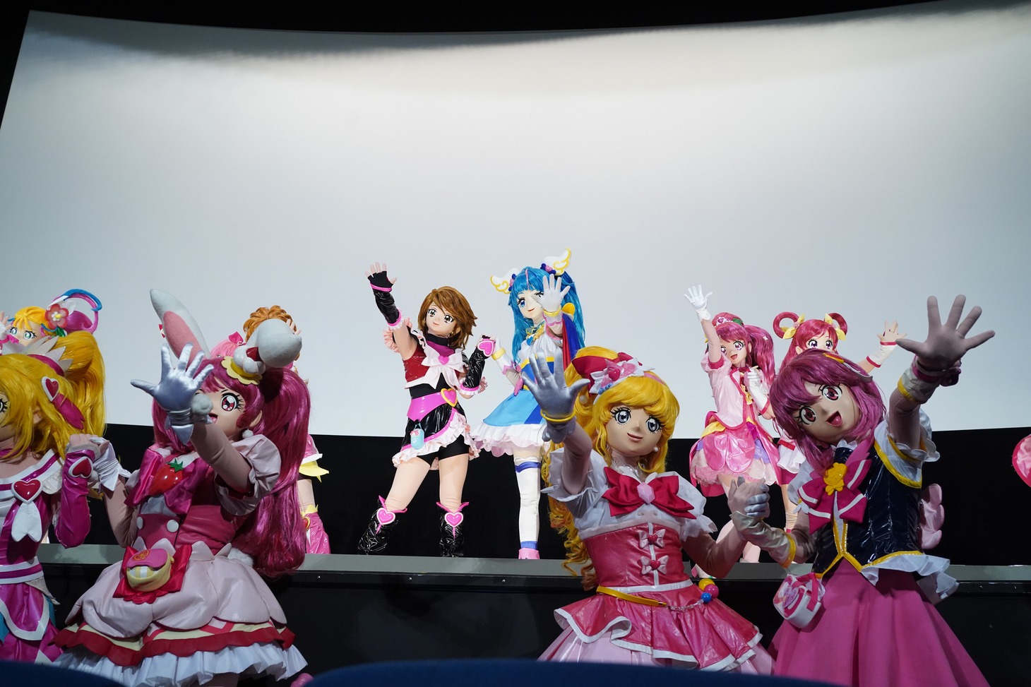 会場のみんなと心をつなぐプリキュア。