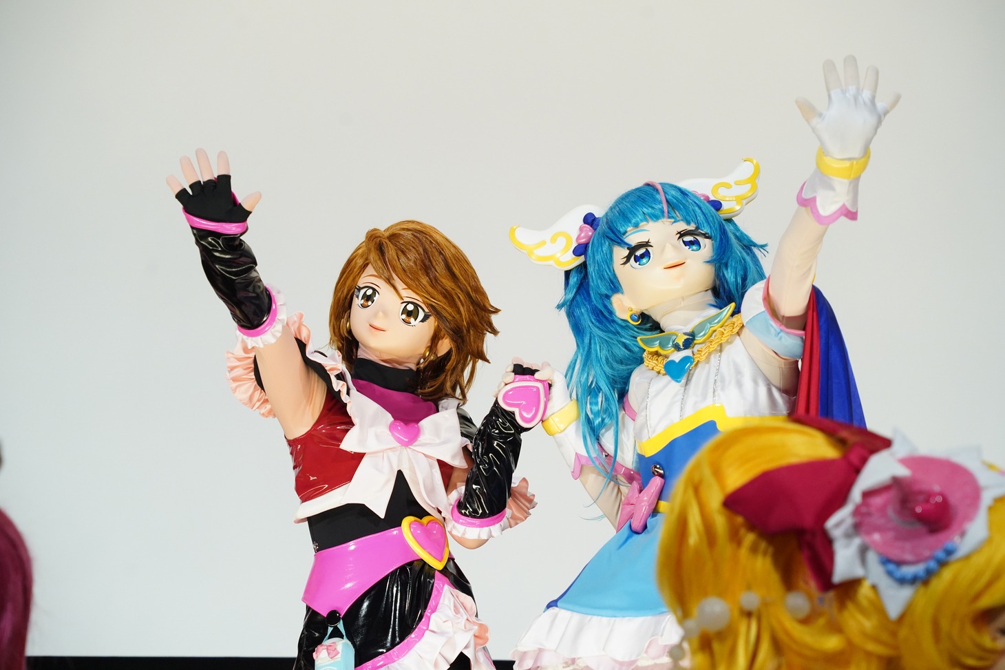 手をつなぐキュアブラックとキュアスカイ。