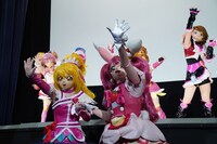 手をつなぐキュアハートとキュアホイップ。