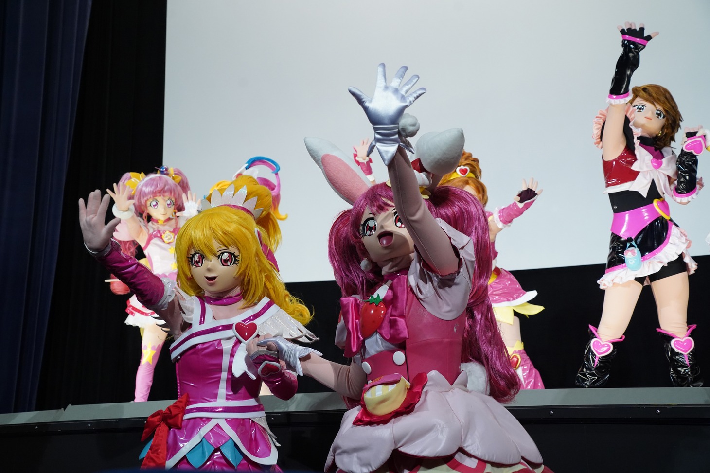 手をつなぐキュアハートとキュアホイップ。