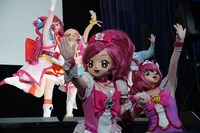 手をつなぐキュアブロッサムとキュアハッピー。
