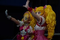 手をつなぐキュアフローラとキュアピーチ。