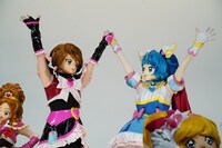 手をつなぐキュアブラックとキュアスカイ。