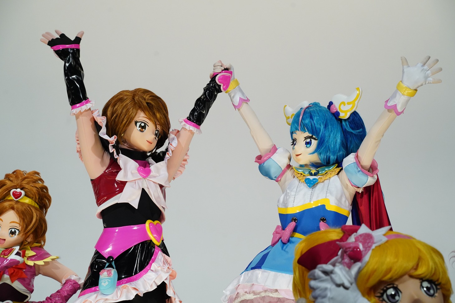 手をつなぐキュアブラックとキュアスカイ。