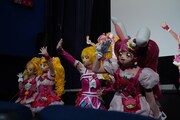 会場のみんなと心をつなぐプリキュア。