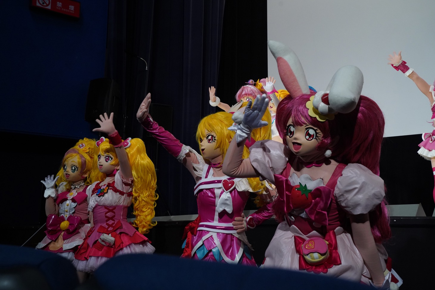 会場のみんなと心をつなぐプリキュア。